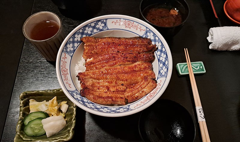 　沒做功課，兩人點了一樣的小鰻魚飯(3900円)，對我們來說有些貴，但這個價在日本鰻魚店來說該是正常價。炭燒的日本鰻魚飯確是跟平時吃的鰻魚飯有些不同，比較鮮甜及香口。