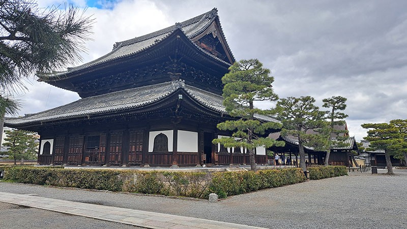 　建仁寺為鐮倉幕府第二代將軍源賴家於建仁二年(1202年)所創建，並授命自中國宋朝習得臨濟宗禪法後，學成歸國的榮西禪師為開山祖師，並以當時的年號「建仁」命名為「建仁寺」。