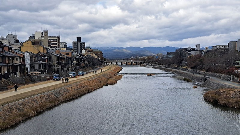 　兩岸是京都最熱鬧的河原町商業圈及祇園，但鴨川仍保留著比較原始的模樣。
