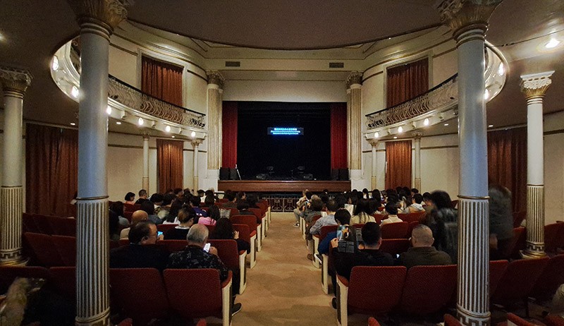 　演出廳内，觀眾席呈蜆殼形排列，設置有276個座位。