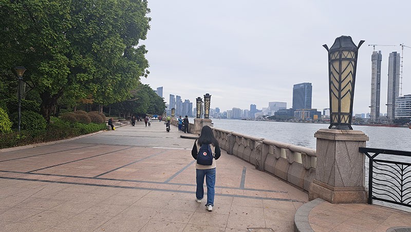 　唐荔園離沙面一兩公里，吃太飽，走過去當散步。