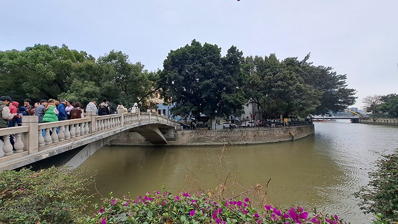 　沙面島，舊時名叫“拾翠洲”，是珠江中衝擊而成的沙洲，因此後被叫做沙面。1860年第二次鴉片戰爭前後，英法兩國選此建立租界，填築成島，並於1861年簽訂租約。島上西部4/5劃為廣州英租界，約44英畝，東部1/5劃為廣州法租界，約11英畝。英法租界各有一橋與廣州河北（華界）相通。