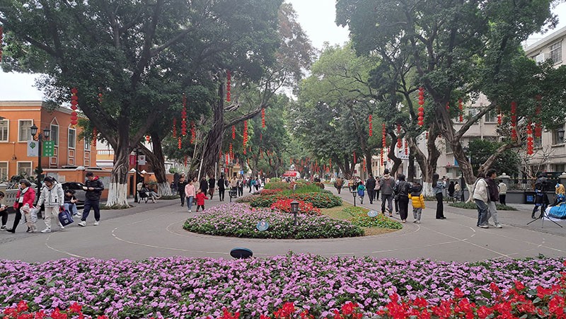 　沙面島長條形狀，東西方向有三條馬路，原中央大街改為步行街了。