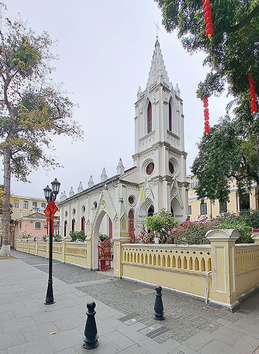 　另一座是露德聖母教堂，始建造於1890年，是為了法國駐領事館的教徒而建設。兩座教堂現都有宗教活動。