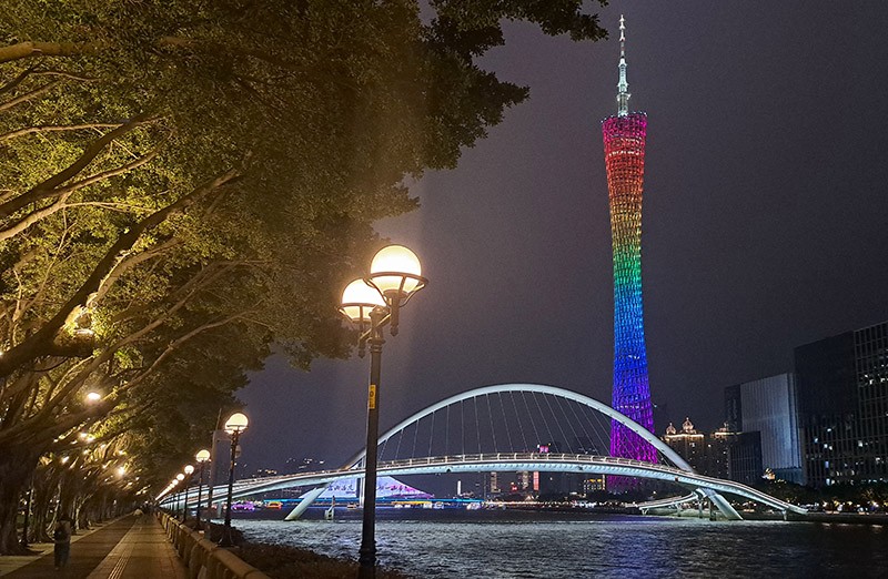 　海心橋，昵稱“小鳳眼”，一座跨越珠江的行人專用橋，於2021年6月25日正式開通。