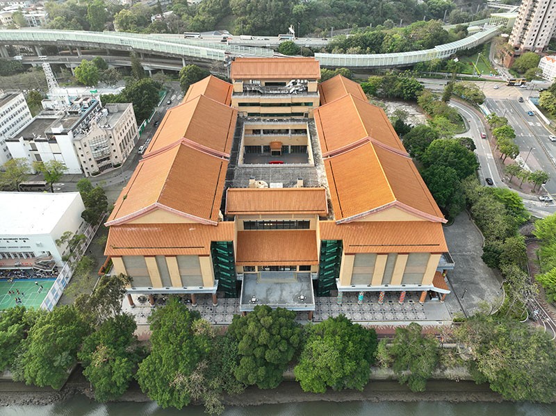 　臨走再到空中一窺博物館的全貌，原來是一座對稱式的中式建築，博物館開幕時(2000年12月17日)是全港規模最大博物館。