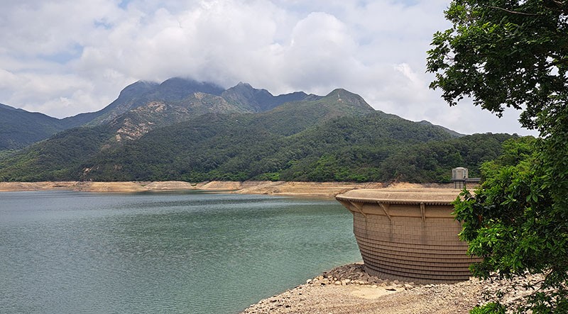 　隱藏在雲霧中的鳳凰山頂。