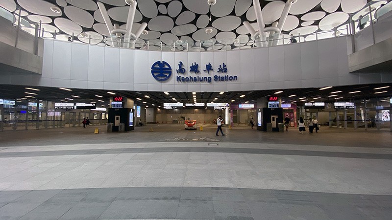 　高雄車站，跟六年前來時的印象有明顯出入。