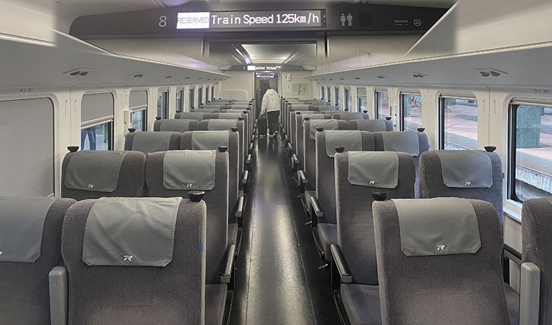 　火車座位都算寛敞，時速最高125km/h。