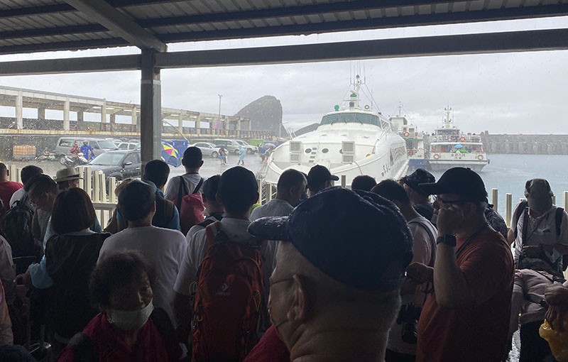 　船剛到岸就下大雨迎接大家。
