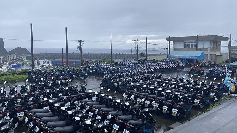 　趁雨小到碼頭附近租電單車，TWD500/天。登記時故意只拿澳門駕照出來，還真不願租車給笨忍，幸好年頭去日本前搞了國際駕照，否則根據澎湖租車不看國際駕照的經驗，未必會專門為此花MOP300搞國際駕照，那就大鑊了，在蘭嶼如沒電單車跟沒腳沒什麼區別。後來在綠島遇到兩位香港潛友，由於沒駕照，只能靠島上的公交，但蘭嶼環島公車每天只有兩班還是四班，笨忍後來沒事就遊車河，還未見過一次公交車，難怪那兩位香港潛友提起蘭嶼就有些不堪回首的樣子。
