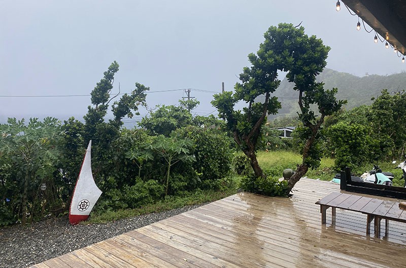 　吃完午餐再回旅館休息等停雨，但雨似乎是停不了。下午兩點趁雨小些出發環島，順便載一昨日徒步過來的宿友回碼頭附近租電單車。