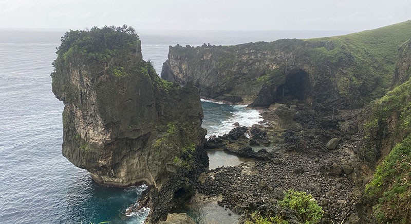 　青青草原緊鄰海岸線，因此也可以看到礁岩形成的峭壁，亂石穿空，驚濤拍岸，捲起千堆雪，場面相當壯觀。