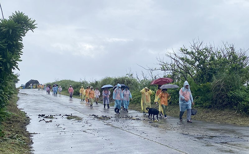 　徒步環島人士，其中一位該是宿友的媽媽。蘭嶼環島37公里，難怪不大，但昨日大太陽，據說氣溫35℃，今日這樣暴雨法都沒改任何進度，有些似也沒有準備雨天情況，一對運動鞋走天下。。。