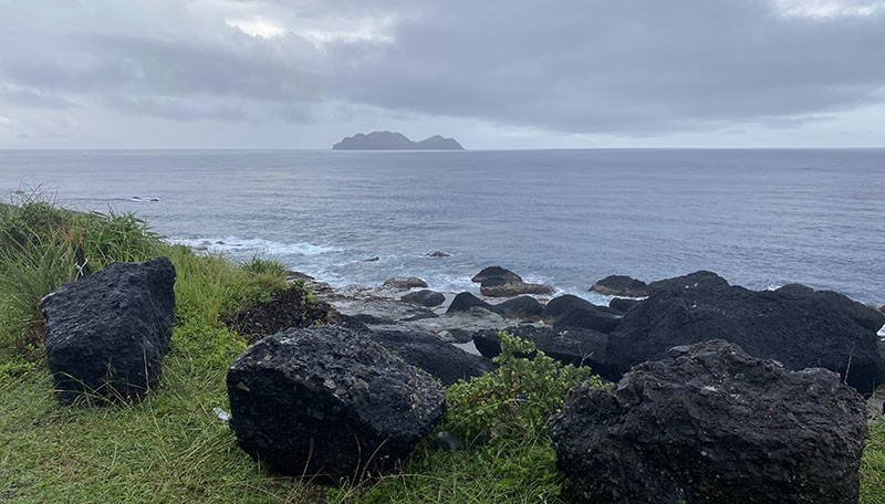 　雨慢慢停了，小蘭嶼也看得更清楚。<br /><br />　小蘭嶼位於蘭嶼東南邊約三海浬，面積僅有1.75平方公里，是一座無人火山島，島上多為崎嶇峭壁與天然洞穴，還有一大片綠油油的草皮。但周邊海流洶湧，暗流較多，也沒有碼頭能停船靠岸，僅能靠游泳登島。小蘭嶼周圍海中魚類豐富，是當地居民重要的傳統漁場，尤其是在每年飛魚季時。傳說女性若靠近小蘭嶼，可能會招來狂風暴雨、氣候變天的風險，而男性登島則可能會導致漁獲減少及意外發生。故目前為止，小蘭嶼登陸仍列為禁忌，並不開放旅遊觀光。