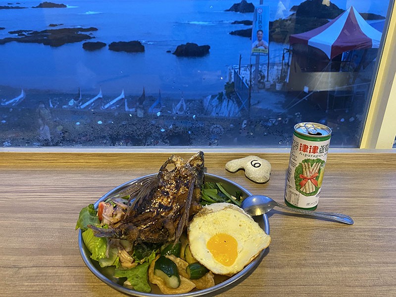 　吃飛魚也是此行心願之一。炸飛魚餐，TWD320。<br /><br />　味道該是短曬的咸魚，有咸魚味道，小咸，不太乾。