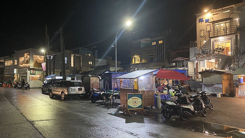 　這就是東清最熱鬧的村中心，灘頭對上的岸邊。飛魚晚餐就在７仔樓上的「希蕊娜莉廚房」，如沒有宿友的介紹，自己還不知道上面有間餐廳，可能是東清比較企理的餐廳了，只做晚市。