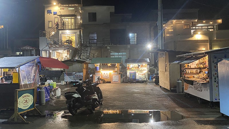 　附近還有一夜市，其實只有三四檔小攤檔。