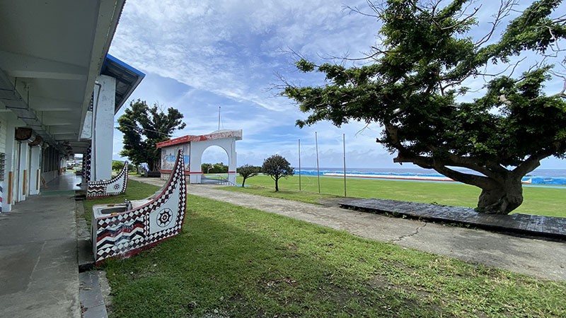 　海邊擋浪牆與大海接近融為一體，簡直是把無敵海景引入校園，難怪有人把椰油小學比喻為台灣最漂亮的鄉村小學。椰油小學只有幾十個學生都有一個這麼漂亮的校園，太令人羡慕了。