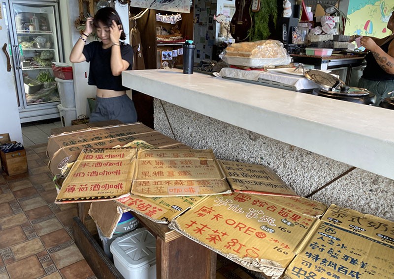 　坐下後，一美女豎起幾塊紙皮做的餐單，把每一個餐及飲品都介紹一次，比五星酒店還好服務。這麼好服務，後來與老闆娘閑聊，才知這裡的幾位工作人員多是來此打工換宿的年青人。