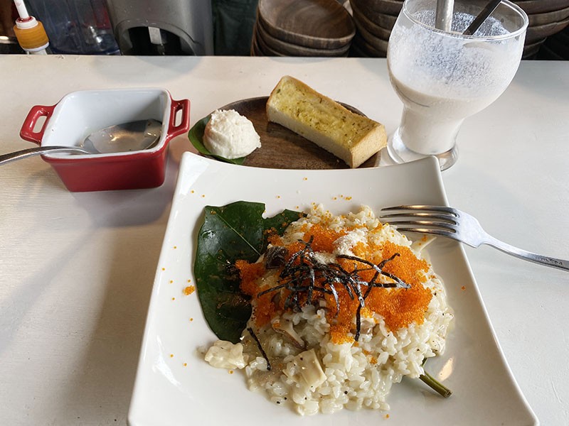 　這餐嚐下奶油飛魚卵燉飯套餐加竽仙竿死，竽仙竿死是竽頭冰，確是好味及有特色，但店員老實說這竽頭不是本地的水竽頭，是台灣本島運過來的。飛魚卵燉飯不算大份，但加上套餐麵包甜品及例湯，份量剛好。