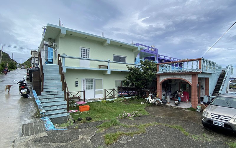 　中午重回旅館小休一下，兩點準時到潛店報到。除了笨忍外，還有兩位客人，原來這裡是一人店，有些意想不到。但既來之則安之，心想人少服務可能更認真，坐下先聽教學，教練一直講什麼浮潛要注意事項，發現不太對路，忍不住打斷問，原來這是浮潛體驗。有水肺潛水經驗的人哪會對浮潛有興趣，馬上退出，教練說三點再來。