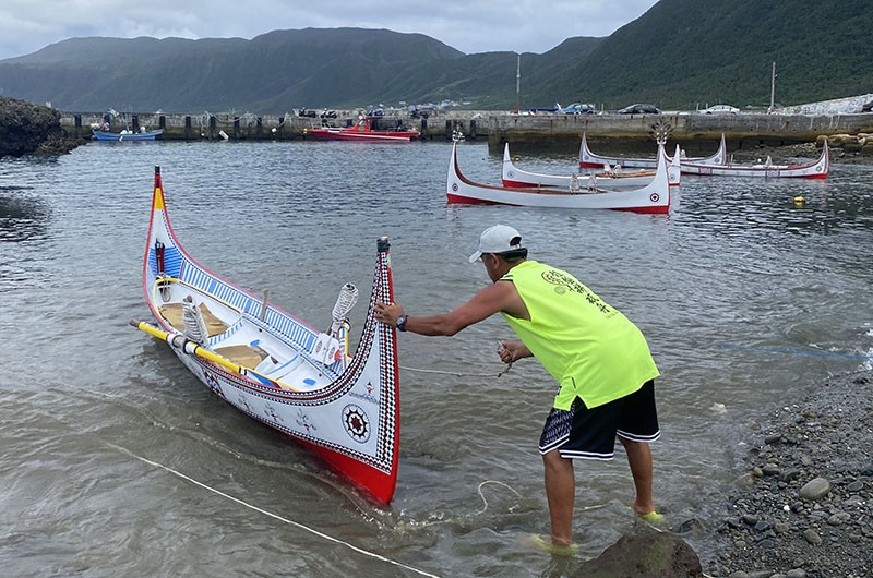 　這段時間剛好可以去體驗一下拼板舟。拼板舟一船可搭兩遊客，每人TWD600/半小時。<br /><br />　船夫見笨忍一人，並沒有拼其他遊客，也照原價TWD600。