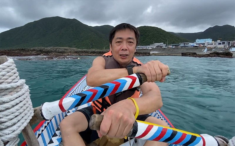 　只有笨忍一遊客，大膽問能否給笨忍試試。阿海劃了約二十分鐘靠岸再換位給笨忍玩。劃船該是不難不易，能劃動，但船槳是用繩掛在木架上，兩手也要前後或上下錯開，動作有些不協調，問阿海技術如何，說是60分，看來阿海不太老實。如來打工換宿，最想打這份工。