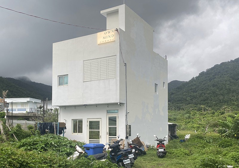 　三點幾浮潛教練帶兩客人回來後，就叫笨忍換潛水衣。奇怪問不要上課嗎？教練說自由浮潛不用了，看來又是誤會了，旅館小幫手幫我報錯名了。<br /><br />　自己馬上手機GOOGLE一下，找到這間自由潛水店。後來與旅館主人溝通，這家正是與旅館合作的自由潛店，兩宿友這幾天考自由潛課程，很可能就是這間。今天三四點才去報名已太遲了，只能約明天早上八點，TWD2500/4小時，預繳一半訂金。