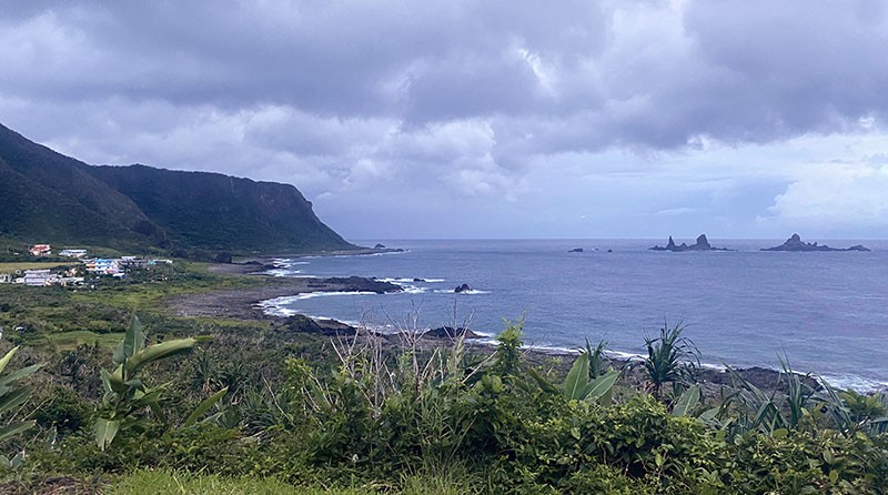 　北海岸有些礁石算是比較特色的地方。<br /><br />　軍艦岩，這裡也是東清部落傳統的魚場，海底魚類資源豐富，由東清灣出海，數分鐘即可到達，是浮潛賞魚的好地方。