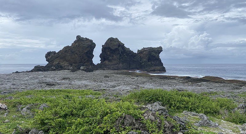 　雙獅岩，是許多釣友心中非去不可的一級釣場，儘管面臨深遂的大海，形勢險惡，岩面上又佈滿鋒利的礁石，仍然阻攔不了他們日日來到這裡撰寫「釣魚迷日記」。