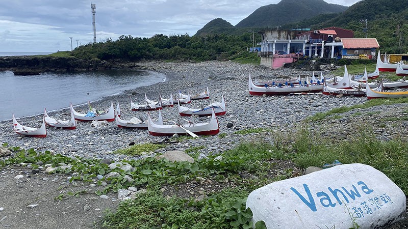 　朗島部落，灘頭為舉行招魚祭等祭典活動之地，外人不允許碰拼板舟，拍照沒問題。<br /><br />　蘭嶼四面環海，舟船是達悟族人生活中不可或缺的謀生工具，可分為「小船」（1 ∼ 3 人乘坐）及「大船」（6 ∼ 10 人乘坐）。當原船老舊或者漁船組織擴增時，會開始籌備造船計畫。造船工作約在年底11、12 月份開始，工作時間需要3 ∼ 5個月，剛完成的新船不刻上花紋。一般新船加刻花紋的工作會在夏天的7、8 月進行，並在雕刻工作完成後，於9、10 月舉行新船落成禮。