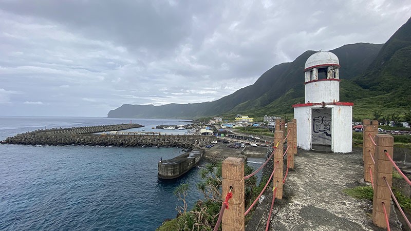 　爬上蘭嶼燈塔一瞰開元港。<br /><br />　原來還有新蘭嶼燈塔，在遠方的山頭上。