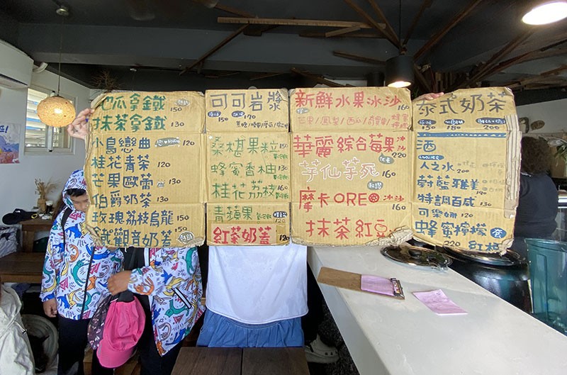 　只能又回到「漂流木」，真的把介紹菜單的美女嚇了一跳，可能心想這位大叔連續三餐翻山越嶺過來吃，不止是想吃麵這麼簡單吧．．．