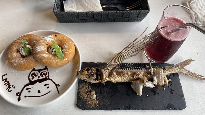 　這次點了酥炸飛魚、小米甜甜圈、桑椹果粒氣泡飲，是餐TWD480。<br /><br />　酥炸飛魚表面酥脆，內裡鮮嫩，並不似傳統鹽曬過的做法，問是六天前捕到的，以飛魚來說可能算新鮮的了；小米甜甜圈甜度適中，煙煙韌韌，喜歡吃；桑椹果粒氣泡飲則感覺不如芒果菠蘿果汁好喝，不過出來旅行，還是喜歡試一下不同的東西。