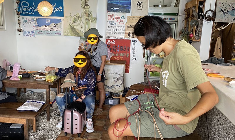 　今天星期一，同樣是中午吃飯時間，今天比昨天明顯多很多客人，後來兩層座位大約四十幾座都坐滿了，老闆娘也說這邊的客流就是這麼難以捉摸的。<br /><br />　老闆娘除了把餐飲經營得不錯外，她自己的手工藝品似乎也很受客人歡迎。