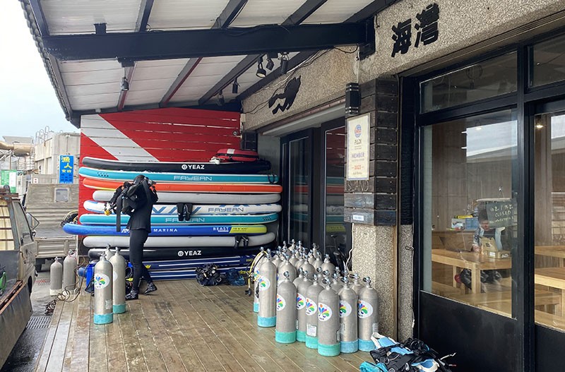 　七點半到潛店報到。<br /><br />　台灣的潛店似都是要客人自己動手組裝，笨忍比較喜歡的方式。大半年前玩過，加上來前又網上預做功課，組裝有些不熟練，但也不會太白痴。