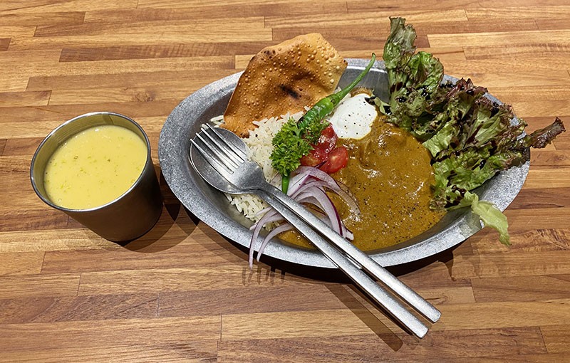 　飲品及甜品有些選擇，但主食只有咖喱雞飯。咖喱雞飯很有日本咖喱飯的感覺，附贈的芒果優格更是驚喜，這餐都算是在綠島最滿意的一餐。（TWD360）