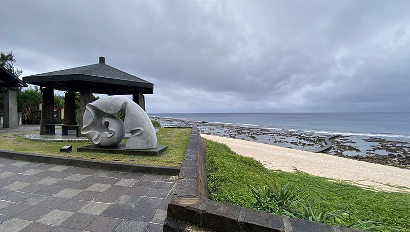 　 「大白沙」，是綠島最大且最完整的沙灘，位於島嶼的西南端，綿延不絕長達數百公尺的白色沙灘是其特色，為綠島三大潛水區之一，潛水區設有潛水專用的步道供遊客使用。