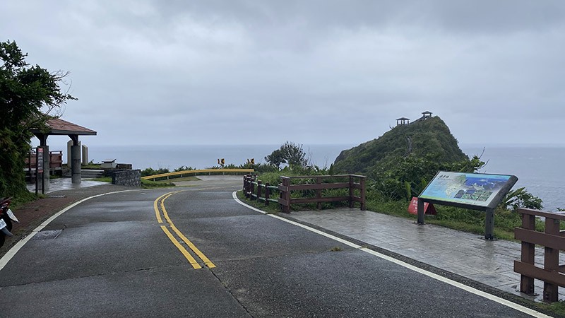 　原來環島公路會經過，回想這裡旅館老板曾介紹過，叫「小長城」。旅館老板認為這裡是綠島最漂亮的地方，後來再經過兩次都有些遊客，但今日像包島玩。