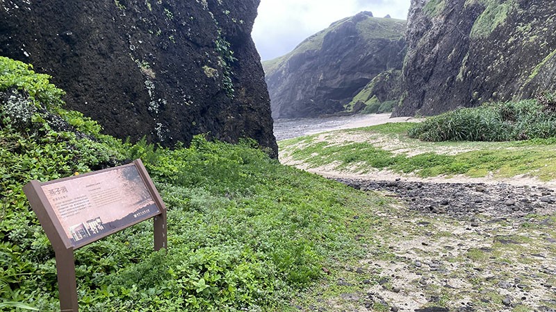 　原綠島監獄已關門，到曾是當年獄友活動的「燕子洞」去走走。經一偏僻小巷四五百米到這裡，離燕子洞還有約四百米，車子最好停這裡，後面再交代。