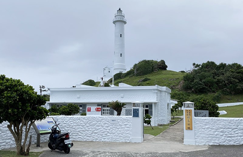 　綠島燈塔。<br /><br />　綠島是台灣東南海面以及太平洋海域往來船隻的必經之地，由於綠島外海暗礁岩石密佈、時有船隻觸礁失事，在1937年更發生「胡佛總統號」郵輪觸礁沉沒一事。而在「胡佛總統號」船難發生時，1,000多名遊客被綠島居民奮勇救起，美國紅十字會為感謝綠島居民勇敢救人的義舉，在翌年的追悼紀念活動中捐款興建綠島燈塔。