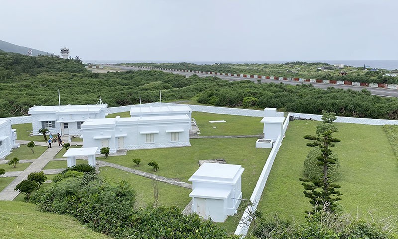 　遊客可進入燈塔園區參觀，但塔身並不開放。登上燈塔園區高處，可望見綠島機場。