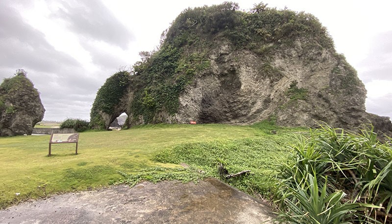 　象鼻岩，在柏油路還沒鋪設的年代，象鼻岩與旁邊大石〈現綠洲山莊石〉之間的窄路，常有居民趕著牛車從此經過，也是當年政治受難者進入新生訓導處的必經通道。過了這道關口又是一段未知的受難歲月，不知何時才能重返自由，因此這個通道又有另一個名字「鬼門關」。