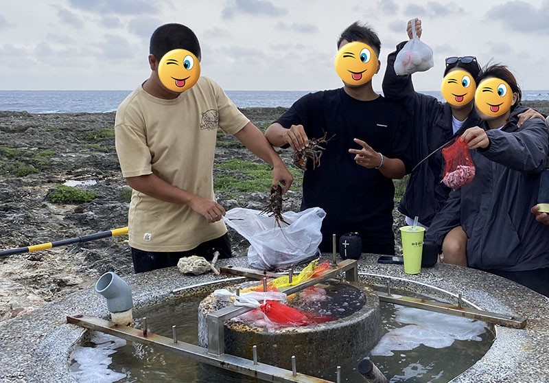 　這裡很可能是泉水出露點，湧出口的水溫可達90℃，正好用來煮溫泉蛋，但用途似不止煮溫泉蛋，還有粟米、蝦、魷魚、龍蝦。。。，厚臉皮討來一隻小魷魚嚐嚐，現場多人這樣吃很有樂趣。