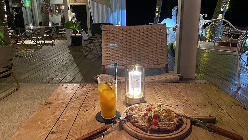 　有東西吃，但飲品都是含酒精類飲品，此處離旅館只有約一兩公里，沒車又沒人，飲杯雞尾酒騎回去該沒問題，但為己為人還是遵守飲酒不開車，開車不飲酒的原則，問有沒有芒果橙汁之類的飲品，調酒師冷冷地說：我給你調。Pizza TWD280價錢不貴又好吃，芒果橙汁原來要TWD250比想像中貴，跟菜單中的酒品類都差不多同價了。<br /><br />　在此呆了一個半小時才走，期間好像只有另外兩個客人，這麼漂亮的地方，食品飲品有水平，非常奇怪這麼少客人又能維持下去。<br /><br />　回到旅館後，旅館老闆推介，附近有間酒吧明晚開幕，TWD600包兩杯飲品，東西吃到飽，調酒師是得過獎的高手，原來就是指這間。