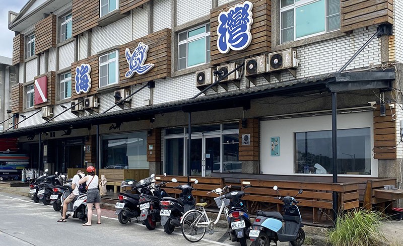 　「海灣潛水中心」就在碼頭附近，可能是綠島比較大的潛水中心，配套都幾完善，樓上就有自己的住宿，只是沒有背包房。