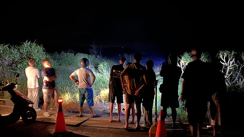 　跟著用手電筒照叢林，見有兩顆反光點，據說就是野鹿了，據說一般要見牠們身影會比較難，為不妨礙牠們生活，白天到動物園看看玩玩該是更好。