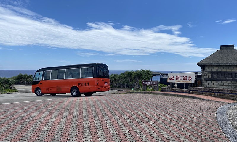 　據說綠島有環島公交，旺季約40分鐘一班車，但多次遊車河環島，也只在這裡看到一次。
