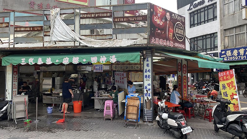 　車站出來就是地道美食。